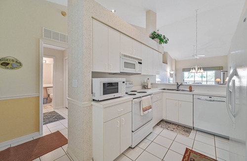 Estero Condominio | Country Creek - Charming and Light Corner Condo with Golf !