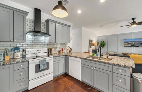 Waco Casa | Country Cutie at Magnolia - Family & Pet Friendly, QR Code Walk-Thru Tour!