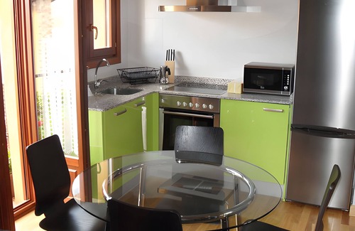 Cuzcurrita de Río Tirón Casa | Casa rural 'La Viña 2' con terraza compartida, jardín compartido y Wi-Fi