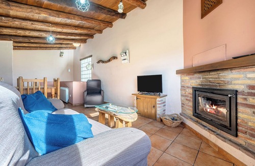Peñarroya de Tastavins Casa | Casa rural 'La Sala' con vistas a la montaña, piscina compartida y Wi-Fi
