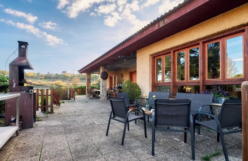 San Andres del Rabanedo Villa | Casa rural 'Arroyo Del Valle' con terraza y jardín privados
