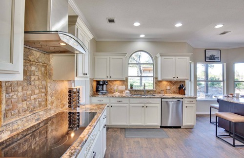 West Cave Estates Casa | Country Estate with Hot Tub On Several Private Acres Minutes From Downtown DS!