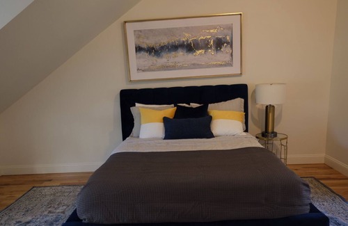 Newtown Condominio | Country Getaway in Historic Inn