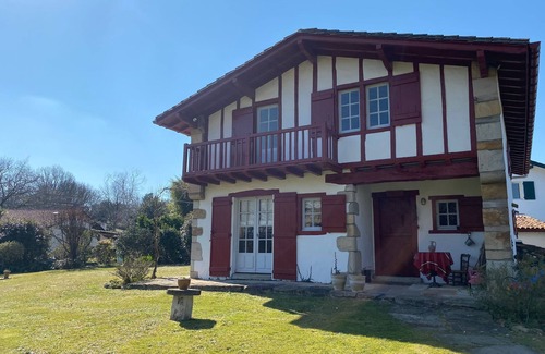 Saint-Pee-sur-Nivelle Casa | Country house, 6 km from the beach, at the foot of La Rhune.