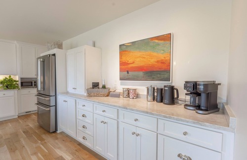 Wea Casa | Country Hilltop Retreat on 9.5 Acres Near KC & Overland Park Sleeps 10