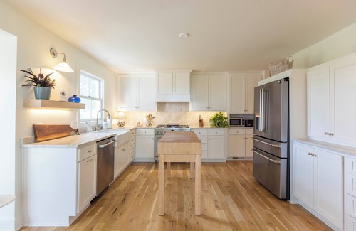 Wea Casa | Country Hilltop Retreat on 9.5 Acres Near KC & Overland Park Sleeps 10
