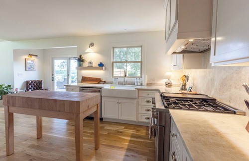 Wea Casa | Country Hilltop Retreat on 9.5 Acres Near KC & Overland Park Sleeps 10