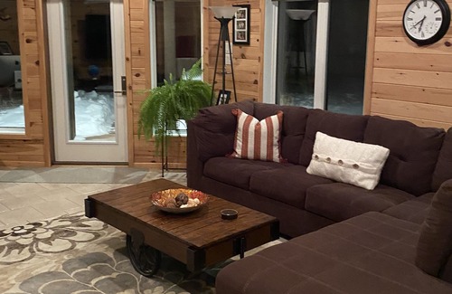 Lac du Bonnet Casa | Country Home on Pinawa Channel