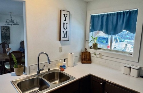 Tonasket Casa | Country home with Mountain View's, AC & fast WiFi