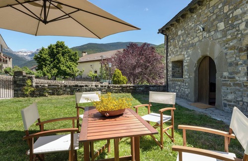 Aragues del Puerto Casa | Casa rural 'Fajinadero Sancho' con vistas a la montaña, jardín privado y Wi-Fi