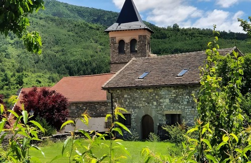 Aragues del Puerto Casa | Casa rural 'Fajinadero Sancho' con vistas a la montaña, jardín privado y Wi-Fi
