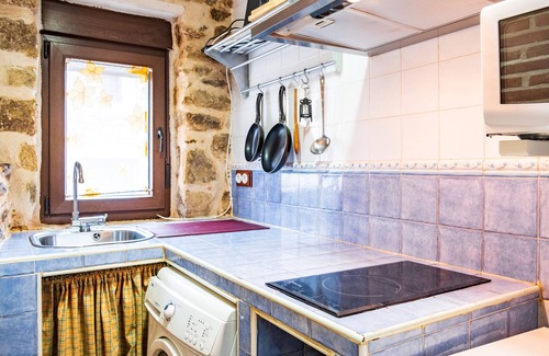 Navalguijo Casa | Casa rural 'Baelo Claudia' con vistas a la montaña, balcón y Wi-Fi