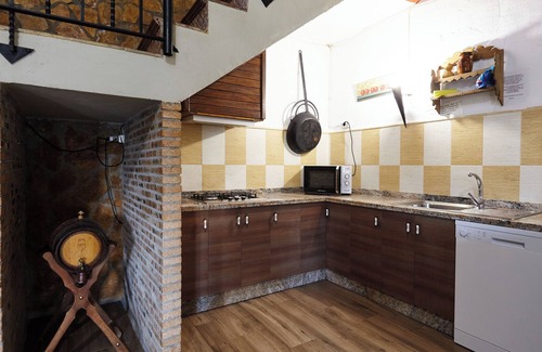 Montillana Casa | Casa rural 'Casa El Tío Patricio' con vistas al lago, piscina privada y Wi-Fi