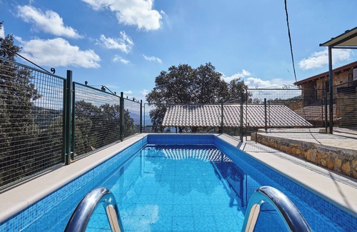 Montillana Casa | Casa rural 'Casa El Tío Patricio' con vistas al lago, piscina privada y Wi-Fi
