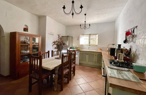 Orgiva Casa | Casa rural 'Cortijo Los Olivos De Orgiva' con vistas a la montaña, Wi-Fi y aire acondicionado