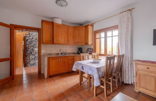 Mocanal Casa | Country House 'El Almendro' with Sea Views, Shared Terrace and Wi-Fi