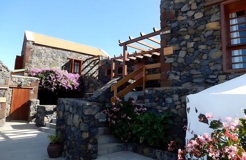 Mocanal Casa | Country House 'El Almendro' with Sea Views, Shared Terrace and Wi-Fi