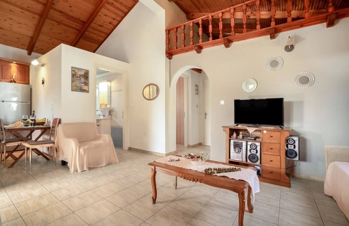 Kryoneri Villa | Casa rural 'Emis House Krioneri' con vistas a la montaña, Wi-Fi y aire acondicionado