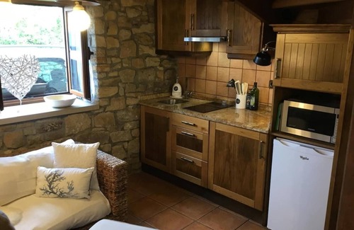 Colunga Casa | Casa rural 'La Casita De Luces' con vistas a la montaña, terraza privada y Wi-Fi
