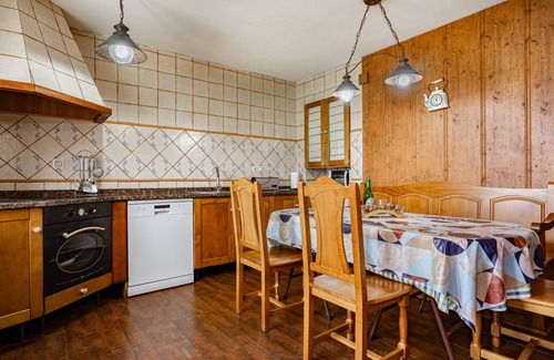 Premio Casa | Casa rural 'La Escuela De Premio' con terraza compartida, jardín privado y Wi-Fi