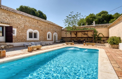 Monovar Casa | Casa rural 'Madara' con vistas a la montaña, piscina privada y Wi-Fi