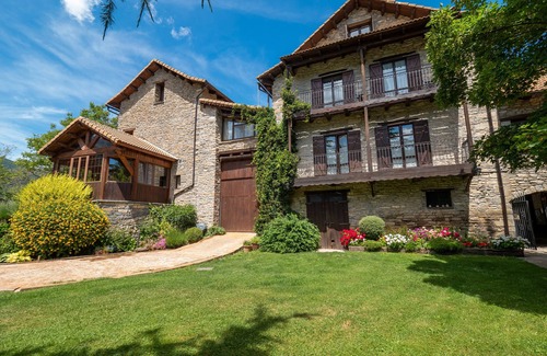 Lardies Casa | Casa rural 'Nogal' con vistas a la montaña, piscina compartida y Wi-Fi