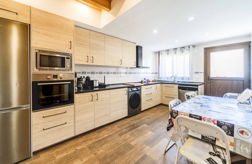 Amusco Casa | Casa rural 'Nueve Villas' con jardín privado y Wi-Fi