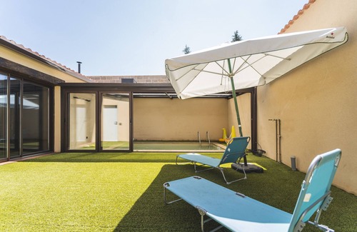 Amusco Casa | Casa rural 'Nueve Villas' con jardín privado y Wi-Fi