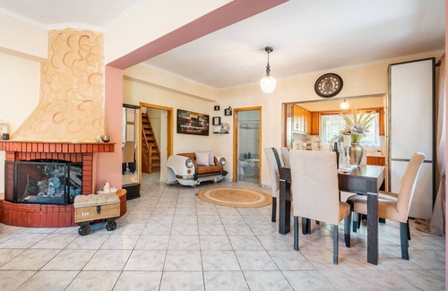 Salakos Casa | Casa rural 'Villa Di Lucia' con vistas a la montaña, Wi-Fi y aire acondicionado