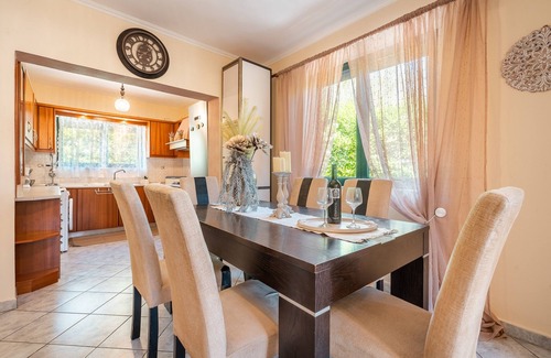 Salakos Casa | Casa rural 'Villa Di Lucia' con vistas a la montaña, Wi-Fi y aire acondicionado