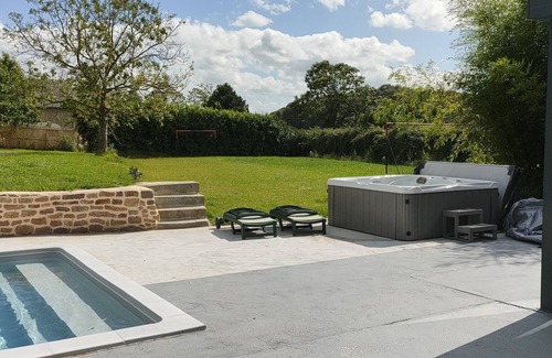 Isigny-le-Buat Casa | Country house with pool and spa