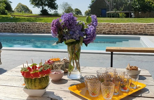 Isigny-le-Buat Casa | Country house with pool and spa
