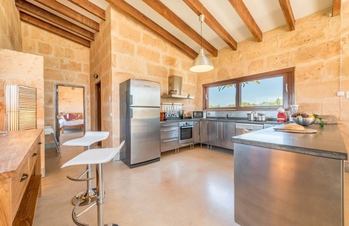 Campos Villa | Maravillosa casa con a/a, piscina, jardín, terraza y Wi-Fi; Estacionamiento; Mascotas permitidas