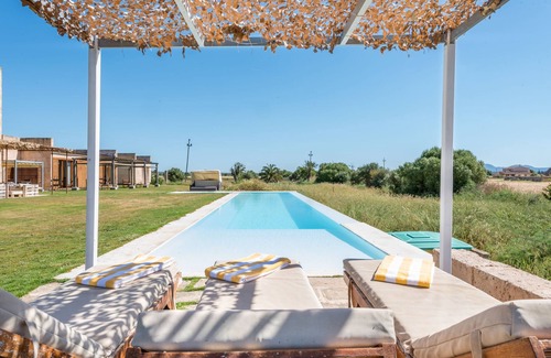 Campos Villa | Maravillosa casa con a/a, piscina, jardín, terraza y Wi-Fi; Estacionamiento; Mascotas permitidas
