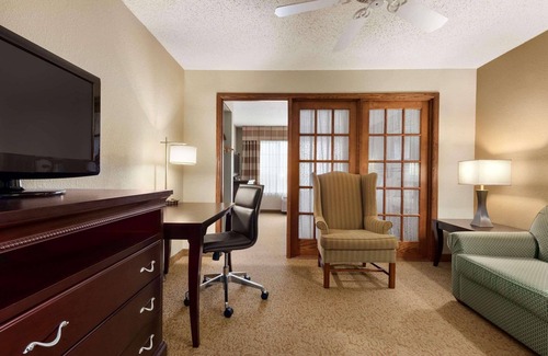 West Bend Hotel | Country Inn & Suites by Radisson, West Bend, WI