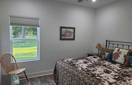 Chappell Hill Otro | Country living in new 2bdrm/2bth farmhouse in lovely Chappell Hill with WiFi, AC