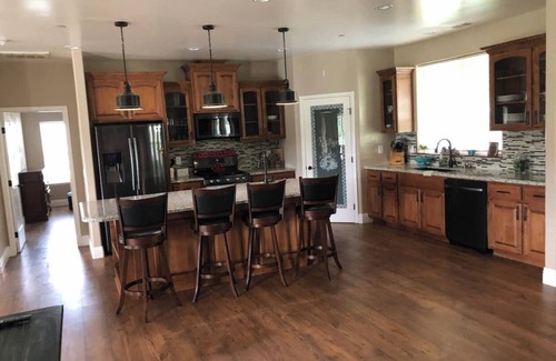Springville Casa | Country Living! Large 2500 square foot home on 2 acres