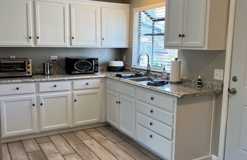 Redding Casa | Country oasis with shared swimming pool & hot tub, back yard/deck