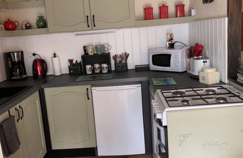 Plouguenast Cabaña | Cabaña fucsia, Piscina climatizada, Wifi gratuito, TV por satélite, Descuento en ferry