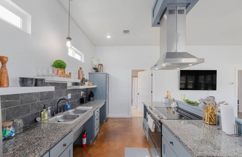 La Grange Casa | Country Retreat Near Downtown, Winery and Brewery