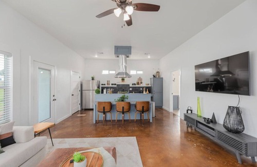 La Grange Casa | Country Retreat Near Downtown, Winery and Brewery