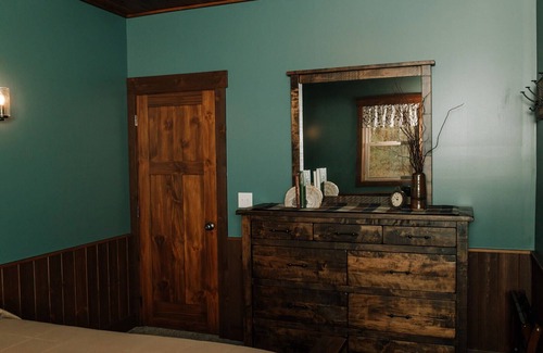 Dundee Cabina | Country Roads Suite: Luxury Suite in Amish Country, Ohio