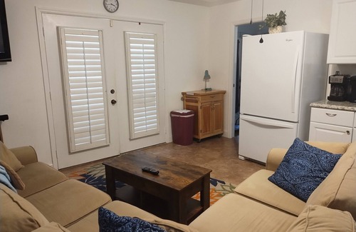 Central Naples Apartamento | Country setting only 10 minutes to Downtown.