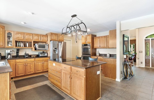 Hamilton Casa | Country stay with hot tub & fireplace near Spooky Nook & Miami Univ.