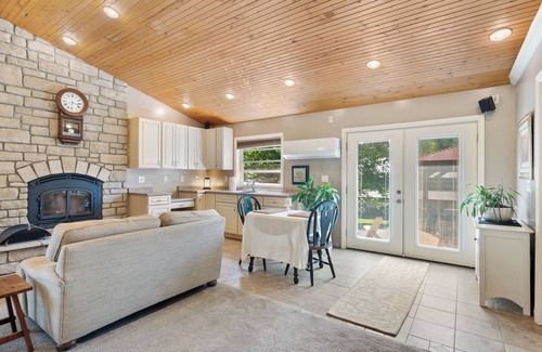 Hamilton Casa | Country stay with hot tub & fireplace near Spooky Nook & Miami Univ.