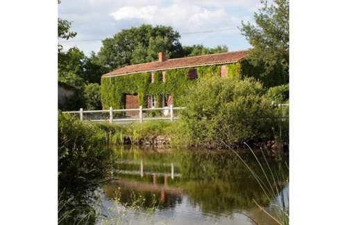 Saint-Hilaire-de-Loulay Apartamento | Country studio