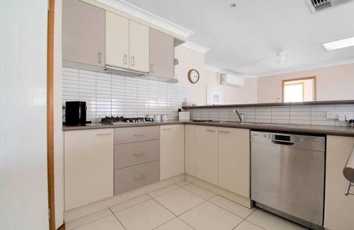 Estella Casa | Country Views - Firepit, Ideal Family Retreat