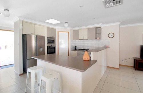 Estella Casa | Country Views - Firepit, Ideal Family Retreat