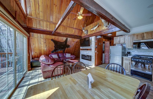 Tate Casa | Countryside A-frame with alfresco deck & amazing views