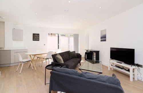 Tadworth Apartamento | Countryside Edge Flat - Split-level Tadworth flat